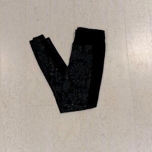 Sweaty Betty 7/8 Power legging, black and grey paisley pattern